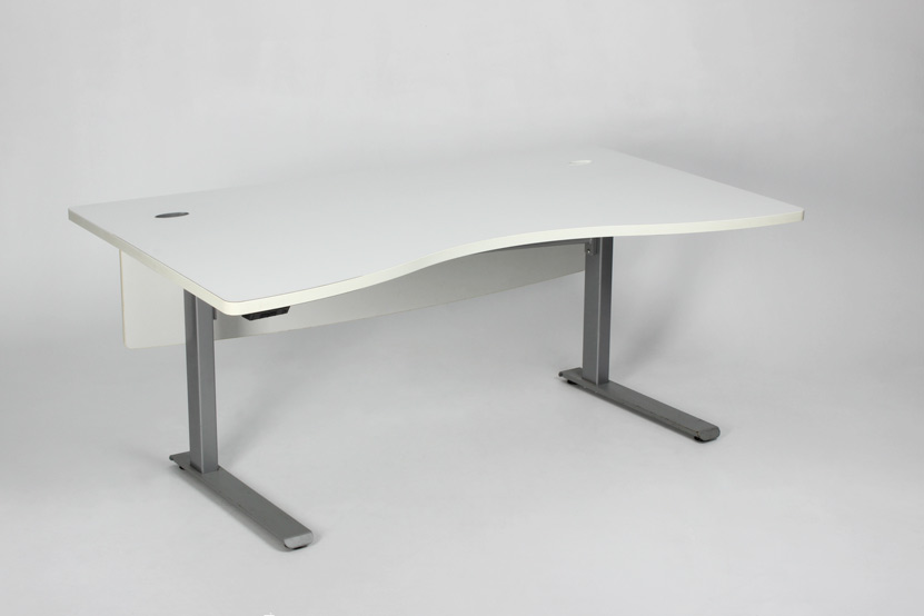 Hæve sænkebord i hvid laminat med integreret afskærmning – ideelt til ergonomisk arbejde og støjreduktion i åbne kontormiljøer.